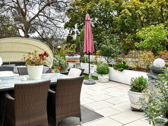 Traumhafte 5-Zimmer-Wohnung: Großzügige Terrasse mit Fulda-Blick und private Wellness-Oase