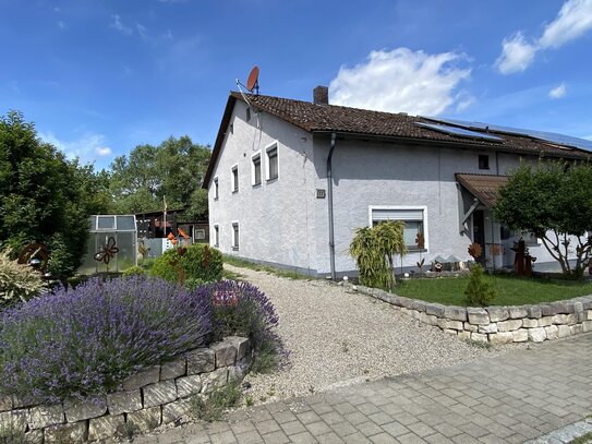 Großzügiges Zweifamilienhaus mit großem Garten in Langenaltheim