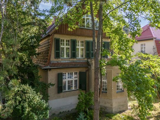 Jahrhundertwende-Architektur in ruhiger Straße -Villa in Berlin-Zehlendorf