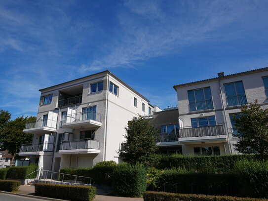 Ostseebad Scharbeutz, Baujahr 2013 -Moderne, nahezu neuwertige, helle 2-Zi.-ETW 2. OG + sonnigem Balkon + Fahrstuhl in…