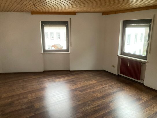 Geräumige Wohnung im OG zentral in Lam demnächst zu vermieten!