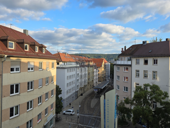 Zentral, zentraler, am zentralsten: charmante und wunderschöne 2-Zimmer-Altbauwohnung im Herzen Stuttgarts!