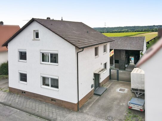 Saniertes Zweifamilienhaus mit großem Schuppen und idyllischem Gartenareal am Feldrand