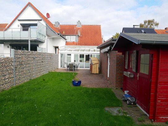 Doppelhaushälfte mit großem Wintergarten, Kamin und Garage in ruhiger, strandnaher Lage!