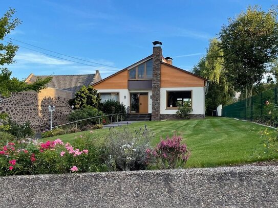 Herrschaftliches Architekten-Haus mit stilvollem Raumangebot, Terrasse, Garten und Garage