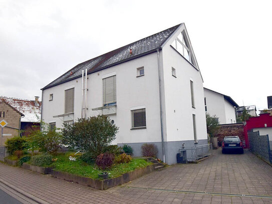 Freundliche Doppelhaushälfte mit überdachter Terrasse und Außenstellplatz