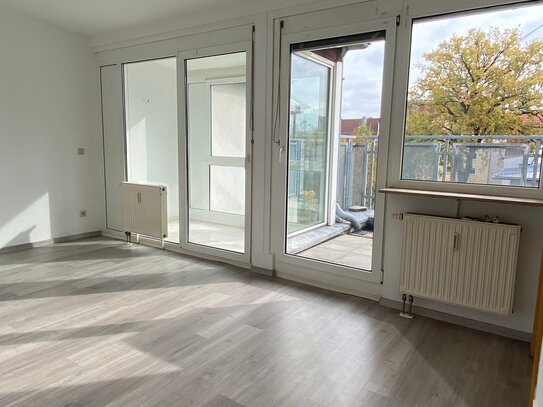 Helle 2-Zimmer Wohnung mit großer Terrasse, Wintergarten und Duplexstellplatz in Fürth Poppenreuth