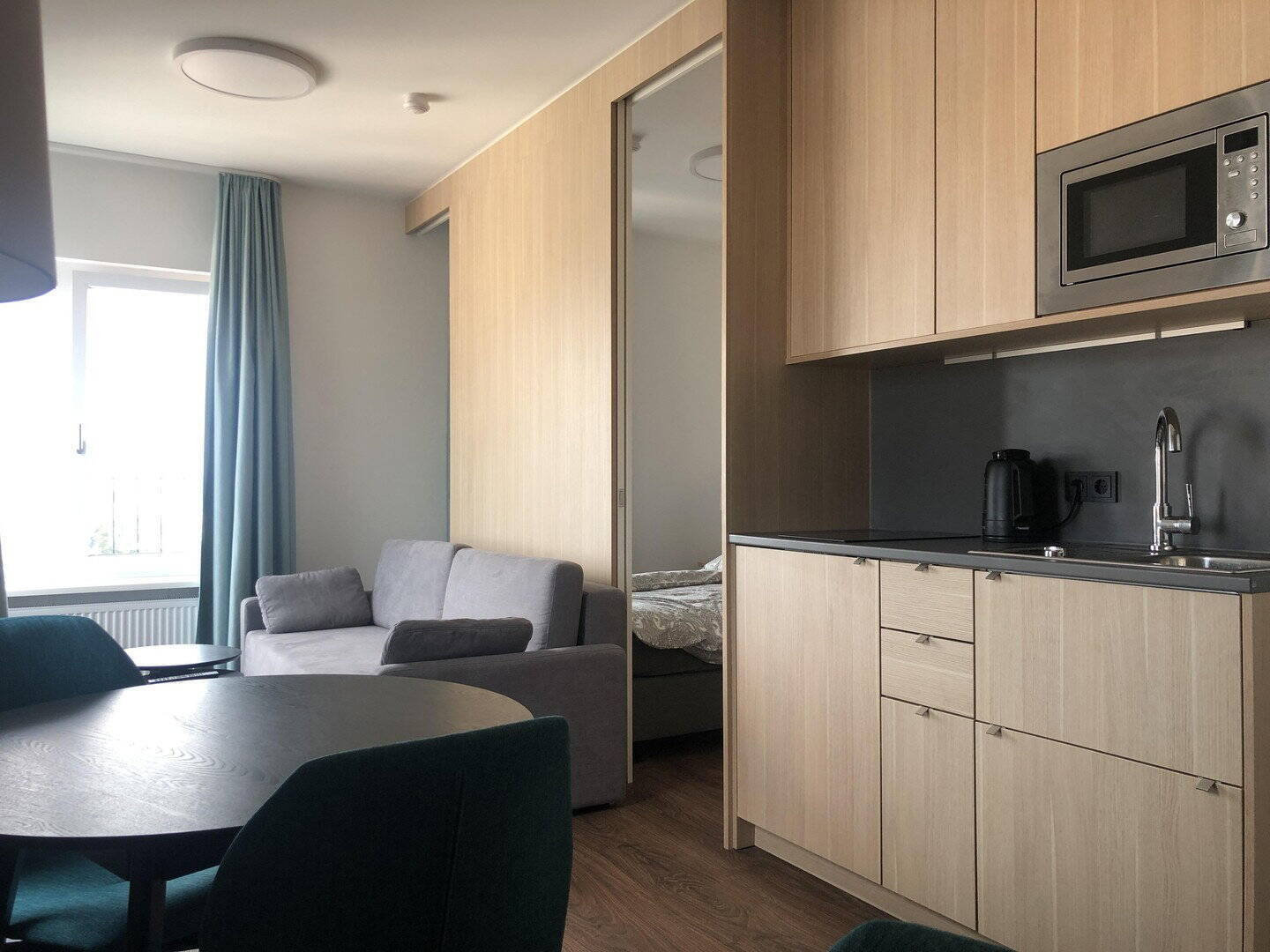 voll möbliertes 1,5 Zimmer Apartment im 10.OG & Fitnessraum - Photo 1