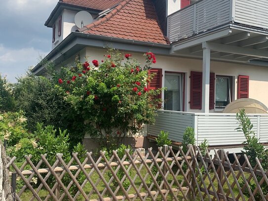 Sonnige DG Whg mit Terrasse in Lohfelden , Kleine Nebenstraße