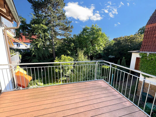 BESTLAGE IM SCHLEUßIGER VILLENVIERTEL / Bezugsfreie Wohnung mit Sonnenbalkon, Parkett und Stellplatz