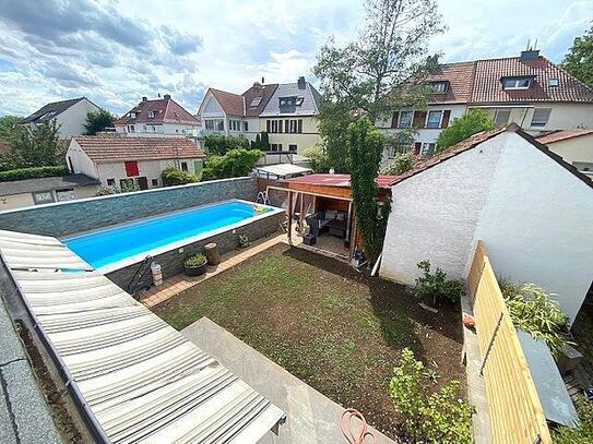 Modernes Zweifamilienhaus mit Pool und Garten