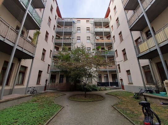 Helle Dachgeschosswohnung mit Aufzug - Tageslichtbad mit Dusche und moderne Einbauküche