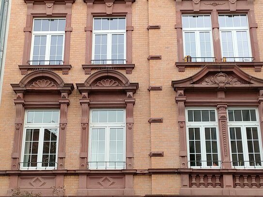 Repräsentative 3-Zimmerwohnung in Stilaltbau mit Balkon