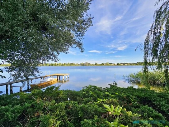 Dr. Lehner Immobilien NB - Charmantes Ferienhaus am See mit direktem Seezugang