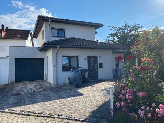 Modernes Einfamilienhaus mit Garage, Garten & Dachterrasse