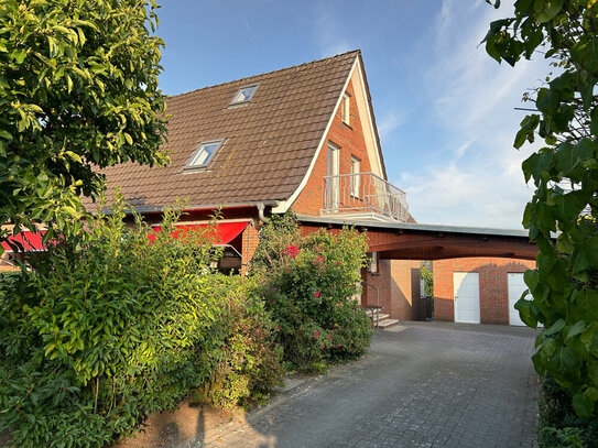 Doppelhaushälfte mit Garage, Carport und großem Garten im Zentrum