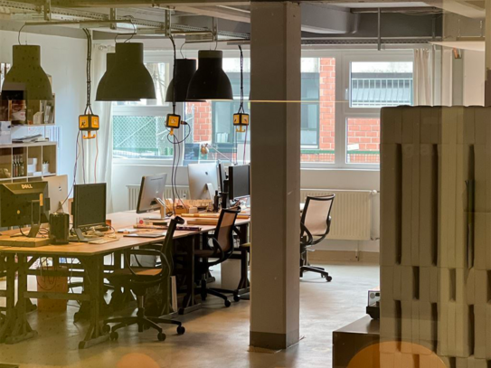 Coworking im Industrieloft >> bis zu 4 Kreativarbeitsplätze