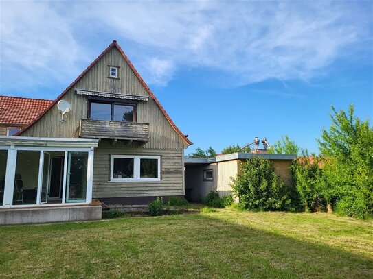 *Freistehendes Einfamiliehaus mit Garten und Garage auf dem Land*