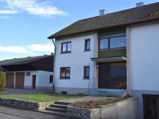 Zweifamilienhaus mit Wirtschaftsgebäude und Baugrundstück in Oberrotweil