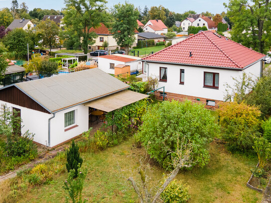 Bahnhofsnah! Keller, Einbauküche, Garage, Veranda, manuelle Rollladen: Bungalow in Fredersdorf