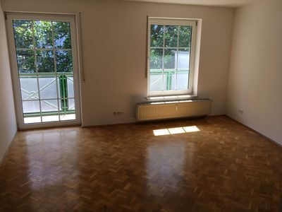 Helle 2 Zimmer Wohnung, schön geschnitten in zentraler Lage. Mittendrin und doch im Grünen!