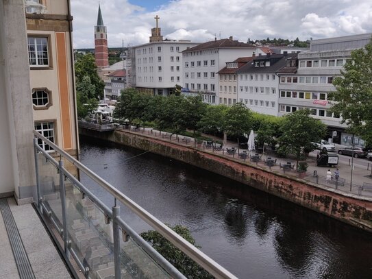 3-Zimmer-Wohnung mit Balkon, EBK, Fahrstuhl. Sehr schöne, zentrale Lage an der Enz.