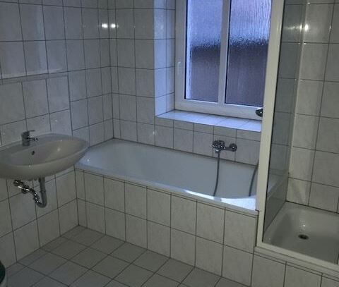 Kompakte 4-Zimmer mit Wanne, Dusche, Laminat, Stellplatz und sep. WC zum Toppreis!