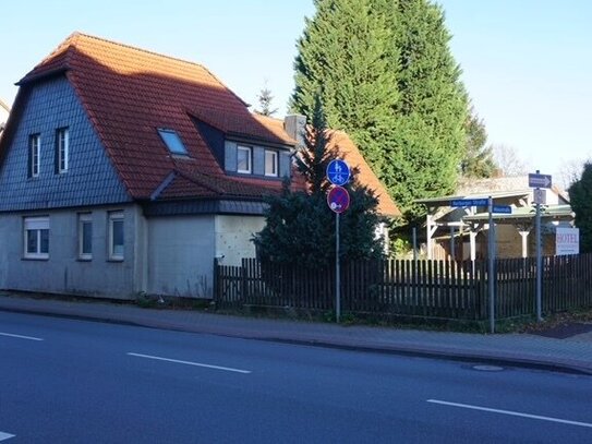 Grundstück mit Altbestand und 5 Carports