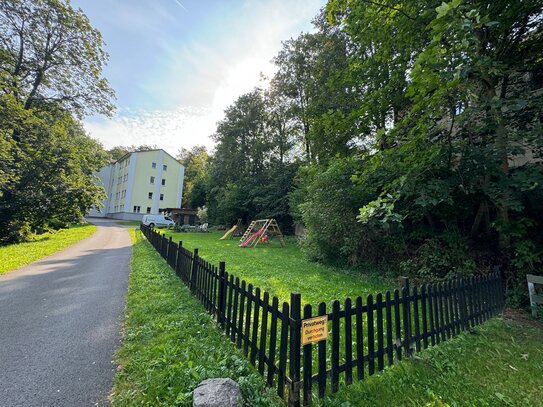 Sie haben eine große Familie - 4-Raum-Wohnung mit einem raumhoch gefliesten Tageslichtbad, Lift, Carport und Stellplatz