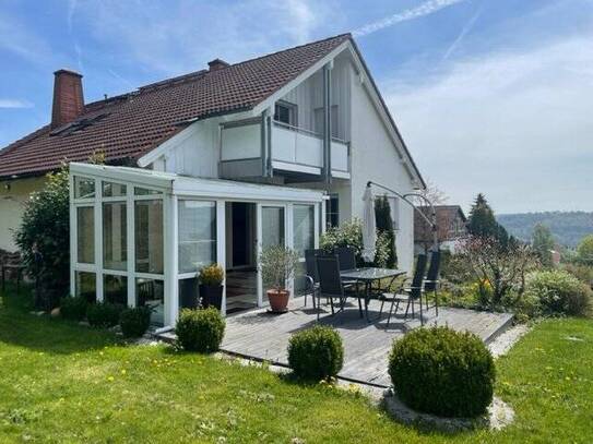 FREI AB 01.05.: Traumhafte Gartenwohnung mit Bergblick