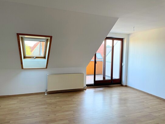 Gemütliche 3-Zimmer-Wohnung mit Süd-Loggia EBK, Dachboden, Kellerraum und Garage