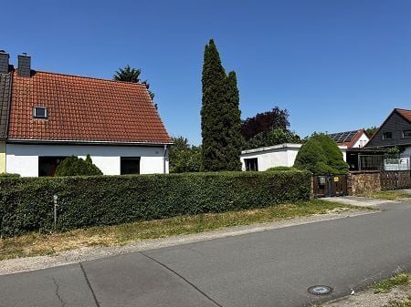 Leipzig-Mockau: DHH in gefragter Siedlungslage mit ca. 1.035 m² Grundstück // teilbar!!!