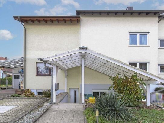 Vermietete 4-Zimmer-Wohnung im Souterrain mit großer Terrasse, 3 Freistellplätze und 1 Carport