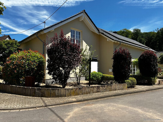 Großzügiges modernes Wohnhaus mit Schwimmbad und Sauna