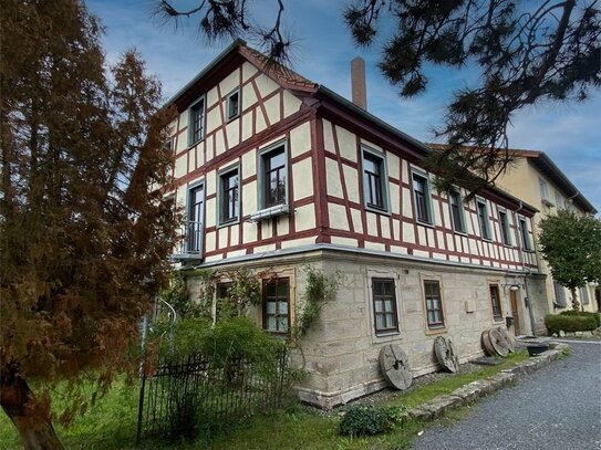 Großzügige 3-Zimmer-Wohnung in historischem Wohnhaus mit Garten und Einbauküche