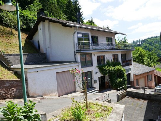 Einfamilienhaus mit Option zum Zwei-Parteienwohnhaus, mit Garagen und einer schönen Aussicht mit Schlossblick in ruhige…