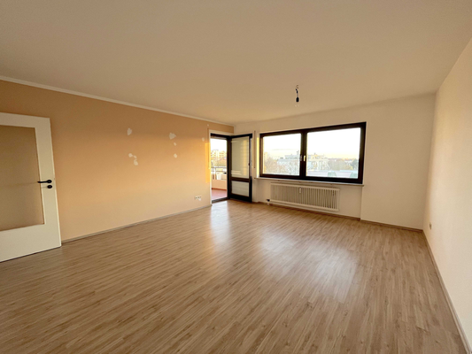 Freundliche, modernisierte 3-Zimmer-Wohnung mit großem Balkon, EBK und TG in Augsburg