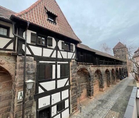 ***GOLDENES HERBSTLAUB...WOHNEN AN DER STADTMAUER...STADTNAH und doch ruhig...Einbauküche***