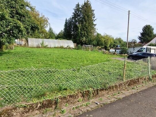 Schmelz: Schönes, offenes Baugrundstück in ruhiger Westlage, 853 m², ca. 33 Meter Straßenfront