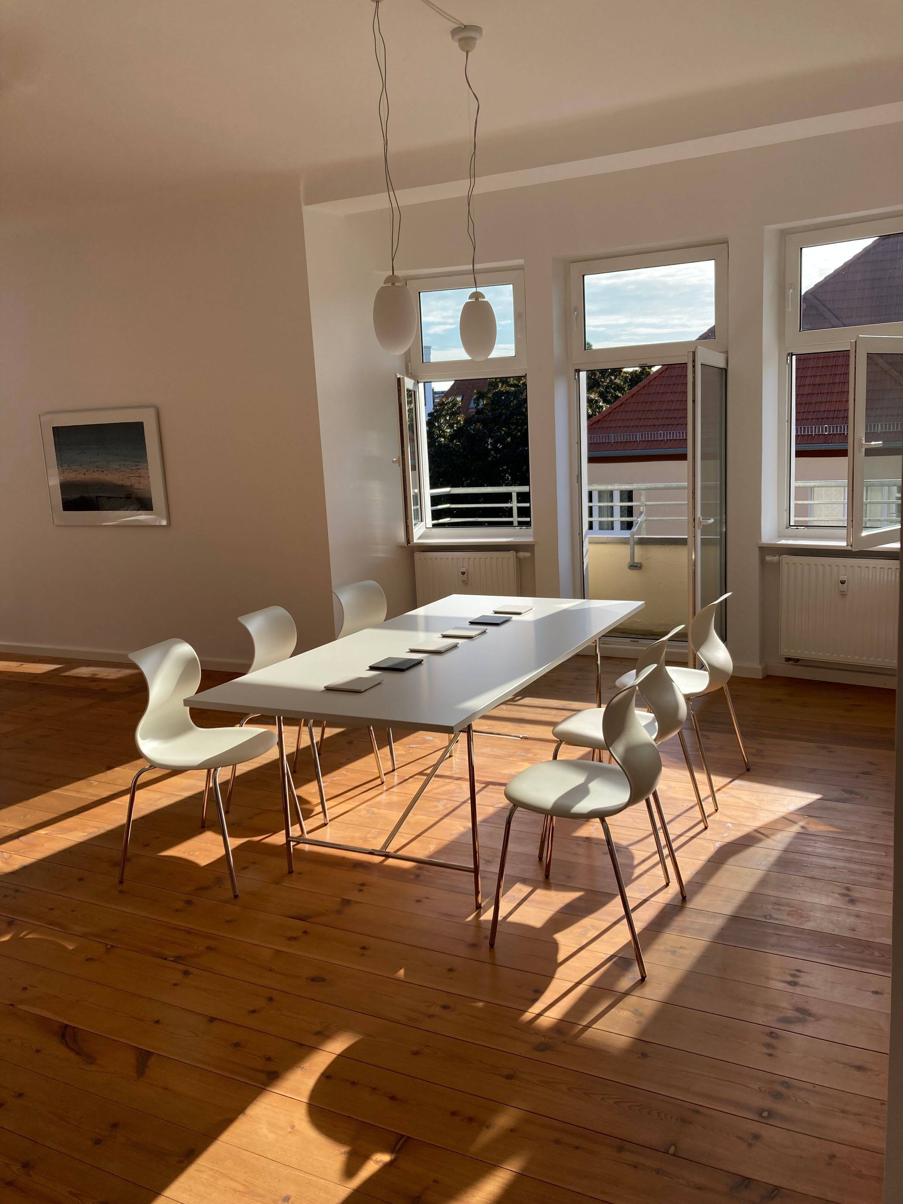 Dachgeschoss mit Terrasse und Fenstern in alle vier Himmelsrichtungen - Photo 1