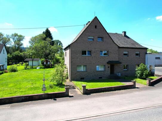 Freistehendes, geräumiges Haus mit 2 Wohneinheiten, 3 Garagen, überdachter Terrasse und Garten in Weidenbach