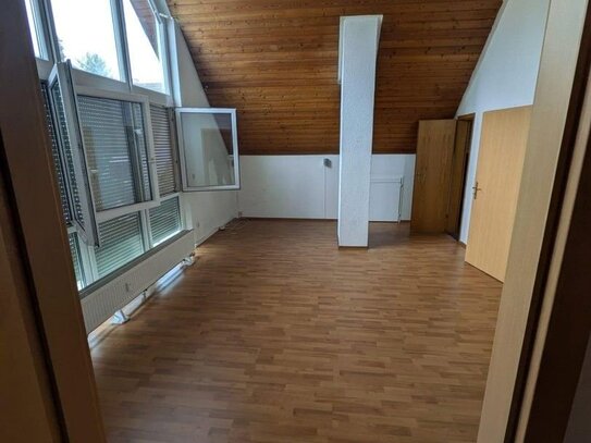 2,5-Zimmer-DG-Wohnung mit Balkon und EBK in Böblingen