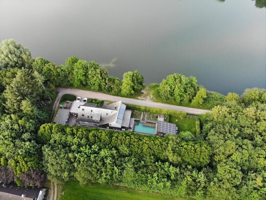 Zweifamilienhaus am See mit Schwimmbad und Sauna. Traumhaft gelegen. In Jever, zu verkaufen.