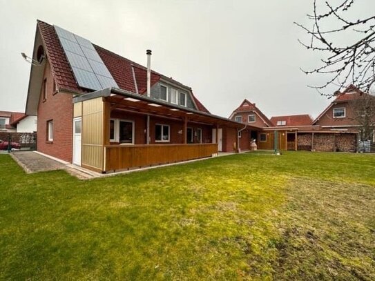 Einfamilienhaus mit Doppelgarage u. Carport