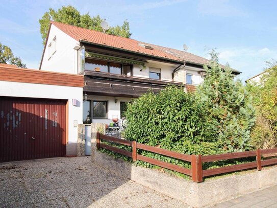 Leerstehende, renovierungsbedürftige Doppelhaushälfte mit Garten und Garage in Frauenaurach