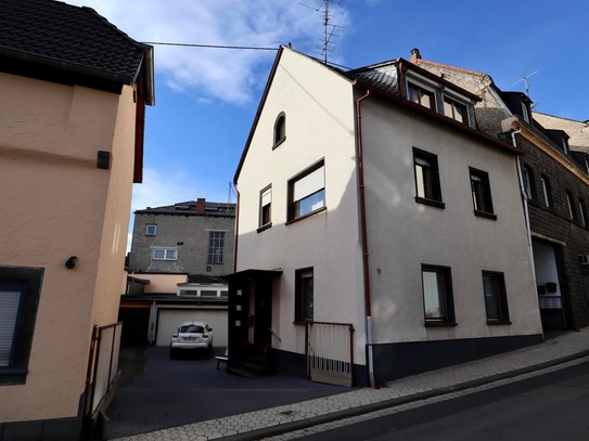 Gemütliches Einfamilienwohnhaus mit großer Garage und separatem Gartengrundstück