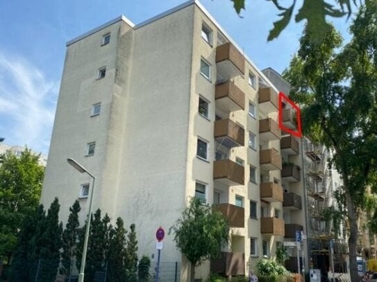 Wohnen in Berlin-Charlottenburg, unweit Schloss Charlottenburg: 2,5 Zimmer-Wohnung mit Balkon und Blick auf die Spree