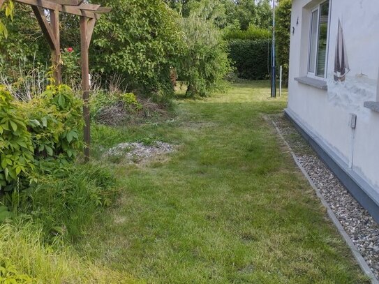 Rügen - Dranske: schöne DHH: 5 Zimmer mit Garten, 433 m² Grundstück, 2 Minuten Fußweg zum Strand !