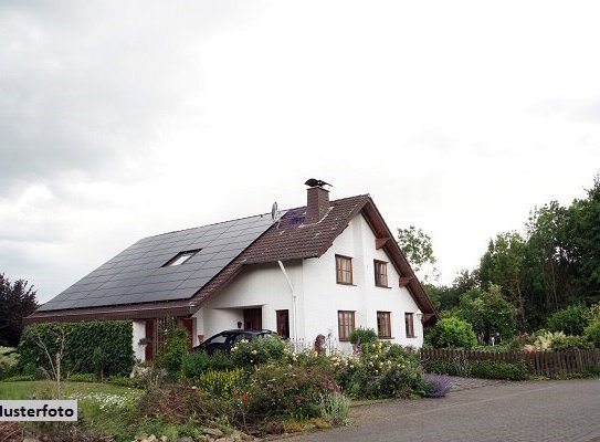 Freistehendes Einfamilienhaus, Garage, Carport