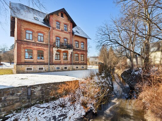 Denkmalgeschütztes Mehrfamilienhaus in historischer Fabrikantenvilla in Niederwürschnitz